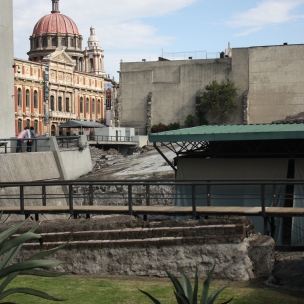 Contraste de restos arqueológicos de la antigua Tenochtitlán y la actual arquitectura en la Ciudad de México.